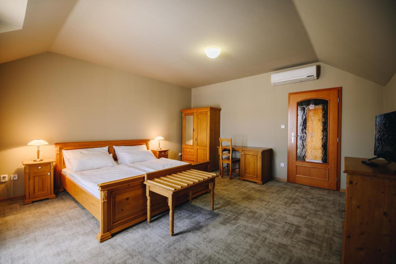 Kounicky Dvur Hotell Dolní Kounice Exteriör bild
