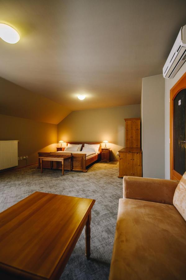 Kounicky Dvur Hotell Dolní Kounice Exteriör bild